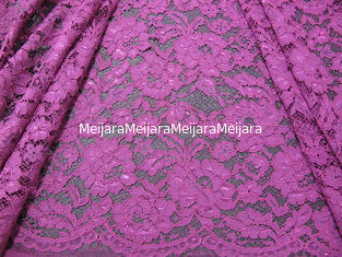 Porcellana La porpora elegante lavora all'uncinetto il materiale di nylon del rayon del tessuto del pizzo del fiore per l'indumento fornitore