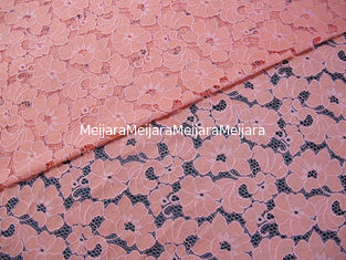 Porcellana Strizzacervelli-Resistente elegante del pizzo del cotone del vestito dalle signore di rosa floreale di nylon del tessuto  fornitore