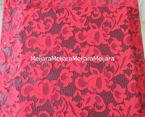 Porcellana Tessuto elastico rosso del pizzo del ricamo della guipure di modo per i vestiti da sposa fornitore