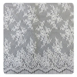 Vestito da sposa orlato smerlato floreale dal pizzo di Chantilly dell'avorio del nylon di 100% su misura fornitore