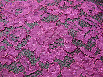 La porpora elegante lavora all'uncinetto il materiale di nylon del rayon del tessuto del pizzo del fiore per l'indumento fornitore