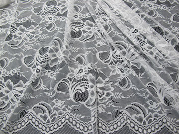 Floreale svizzero di nylon bianco del tessuto del pizzo tricottato con il pizzo del confine ed il bordo del pettine fornitore