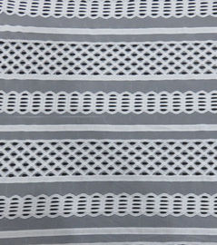 Prepari le linee tessuto di nylon delle piste del pizzo del cotone netto per i vestiti dall'estate o dall'indumento fornitore
