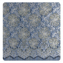 Tessuto floreale blu del pizzo della guipure di Chantilly del fiore bianco dell'oro di modo fornitore