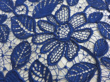 Lavoro manuale ricamato floreale del tessuto del pizzo del cavo del blu reale per il vestito dalla donna fornitore