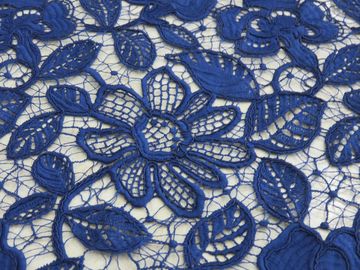 Lavoro manuale ricamato floreale del tessuto del pizzo del cavo del blu reale per il vestito dalla donna fornitore